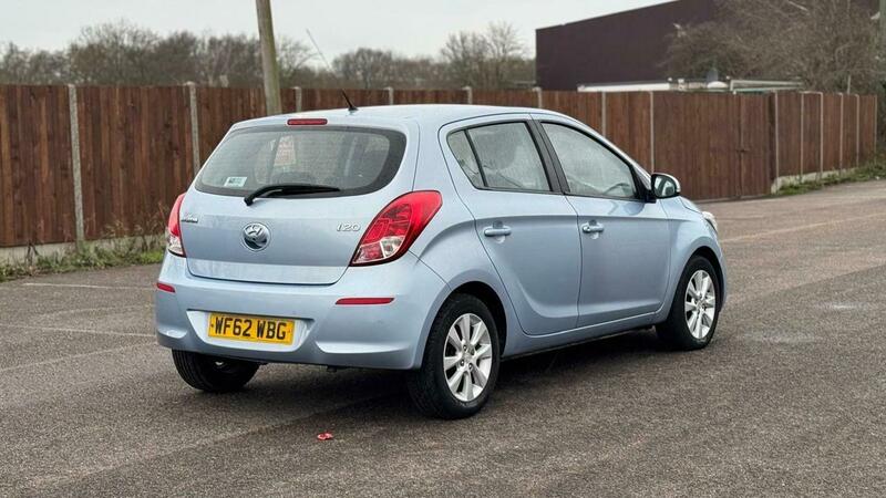 
								Hyundai I20 full									